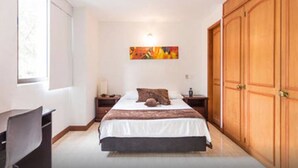 Appartement, keuken | Luxe beddengoed, een minibar, een kluis op de kamer, een bureau