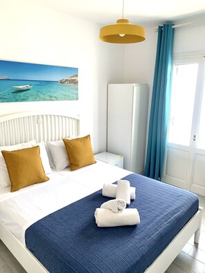 Chambre Double ou avec lits jumeaux, vue partielle sur la mer | 1 chambre, bureau, rideaux occultants, chambres insonorisées