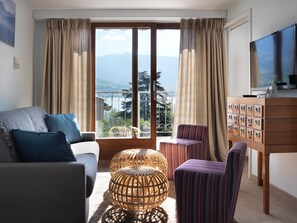 ジュニア スイート レイクビュー | リビング エリア | 55 cmの液晶テレビ (ケーブル放送視聴可)、テレビ、おもちゃ