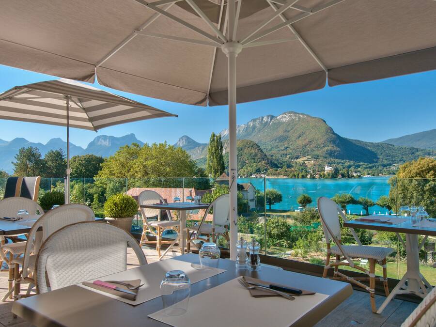 Aamiainen ja illallinen; ranskalainen keittiö, näkymät rannalle