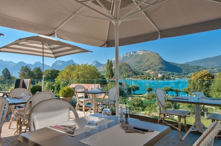 Breakfast, dinner and brunch served . Hotel Beau Site