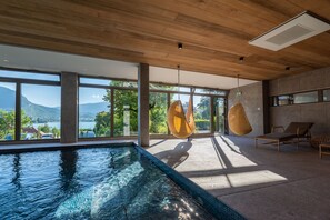 Indoor pool, open 9:00 AM to 8:00 PM, free cabanas, sun loungers - Hotel Beau Site (Talloires-Montmin)