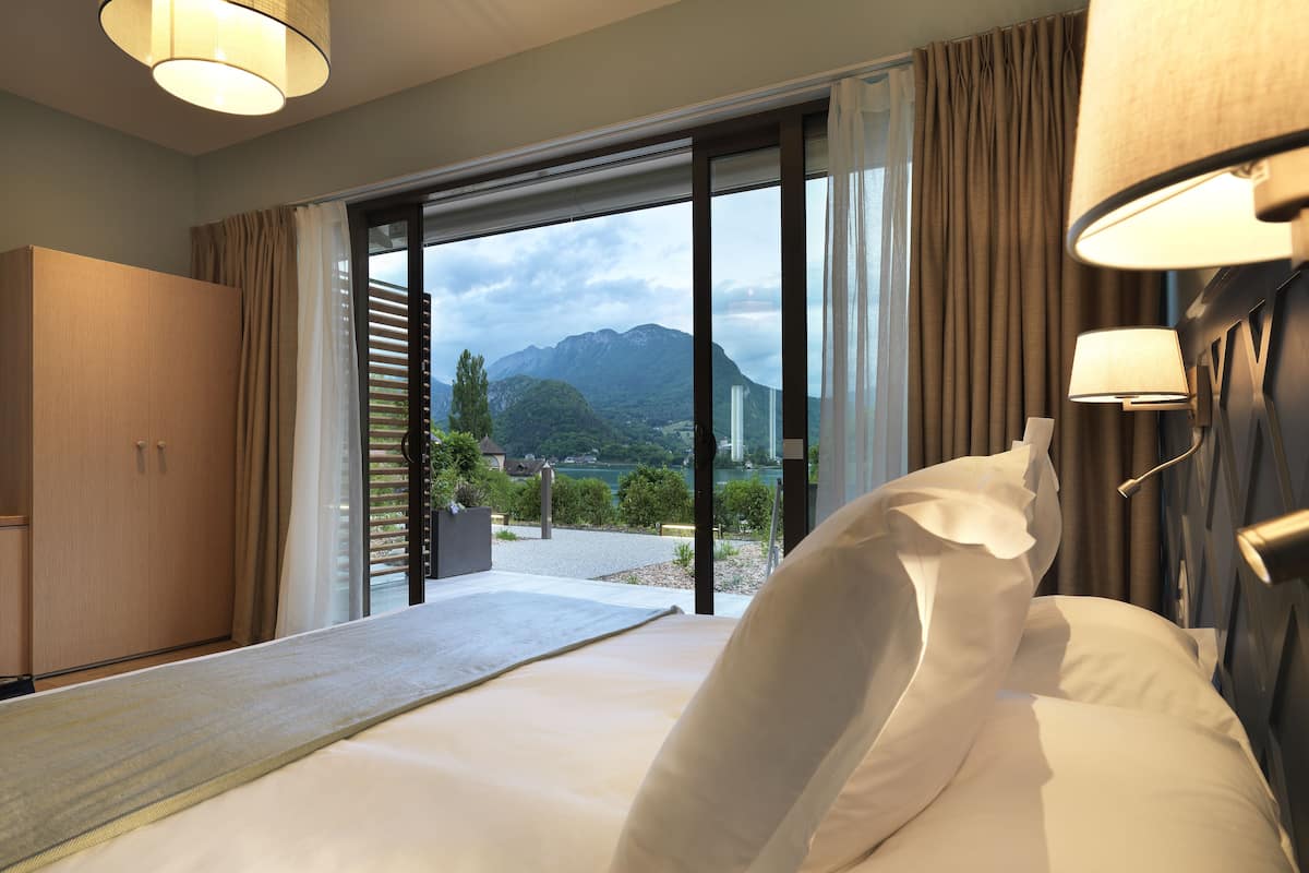 deluxe double or twin room, lake view (privilège) | 1 bedroom, premium bedding, minibar, in-room safe