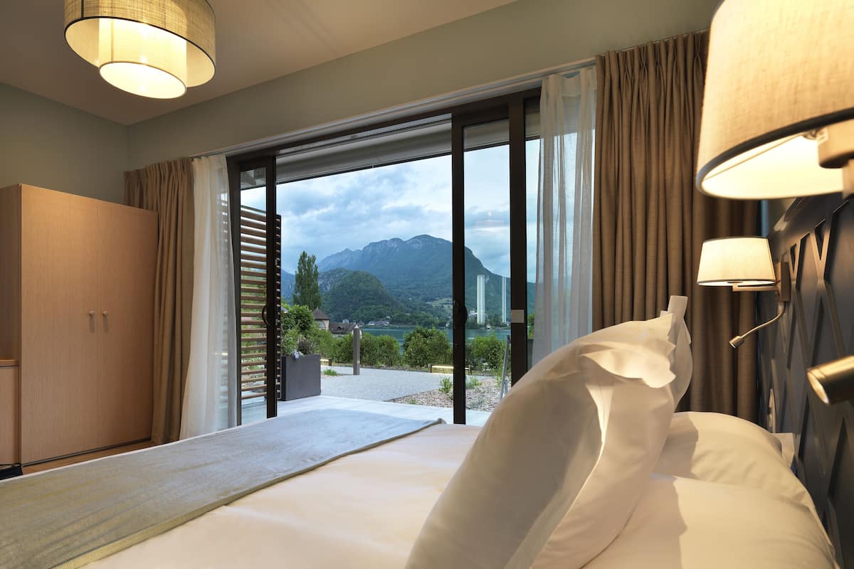 Deluxe Double or Twin Room, Lake View (Privilège) | 1 bilik tidur, peralatan tempat tidur premium, bar mini