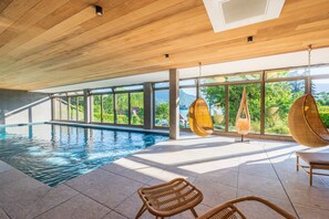 屋内プール、営業時間 9:00 ～ 20:00、カバナ (無料)、サンラウンジャー