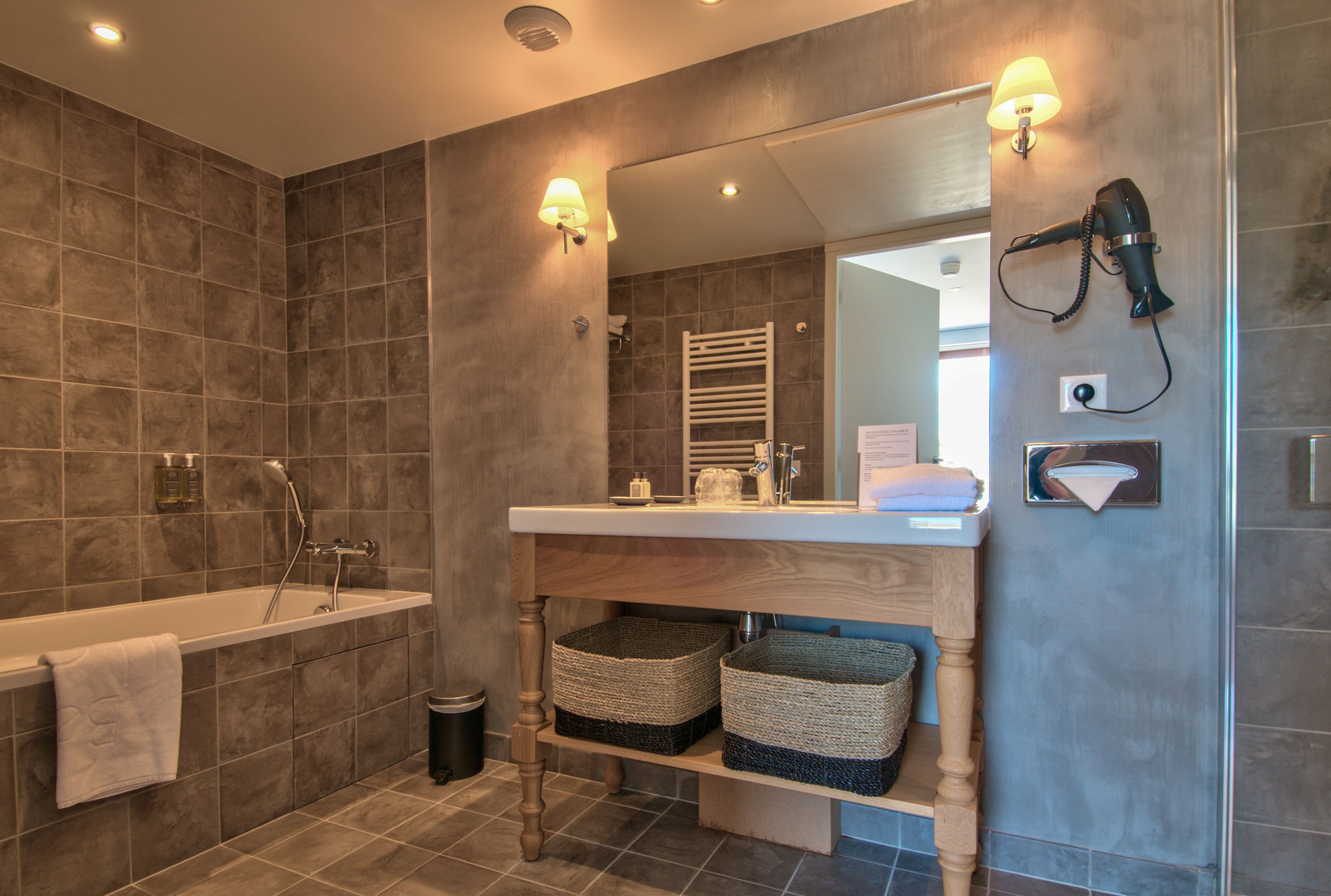 junior suite, lake view | bathroom | free toiletries, hair dryer, towels