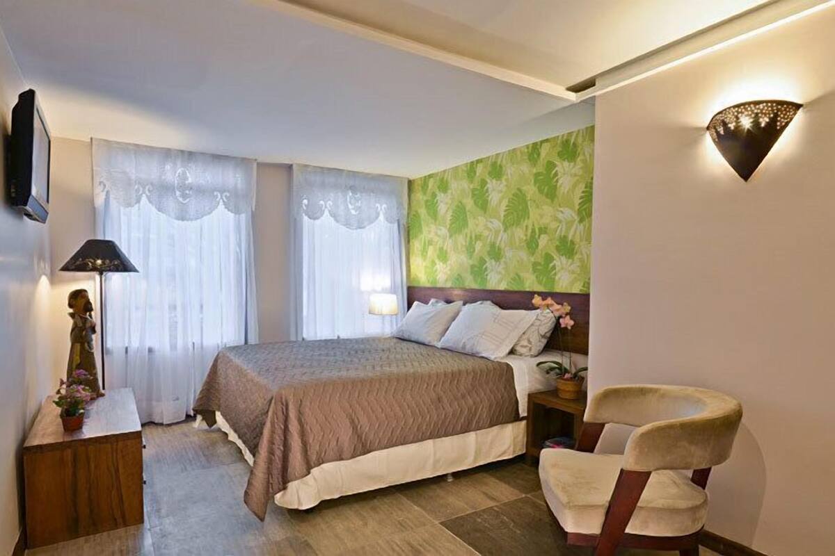 Egyptian cotton sheets, premium bedding, pillow-top beds, minibar