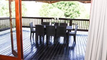 Family Room | Terrace/patio