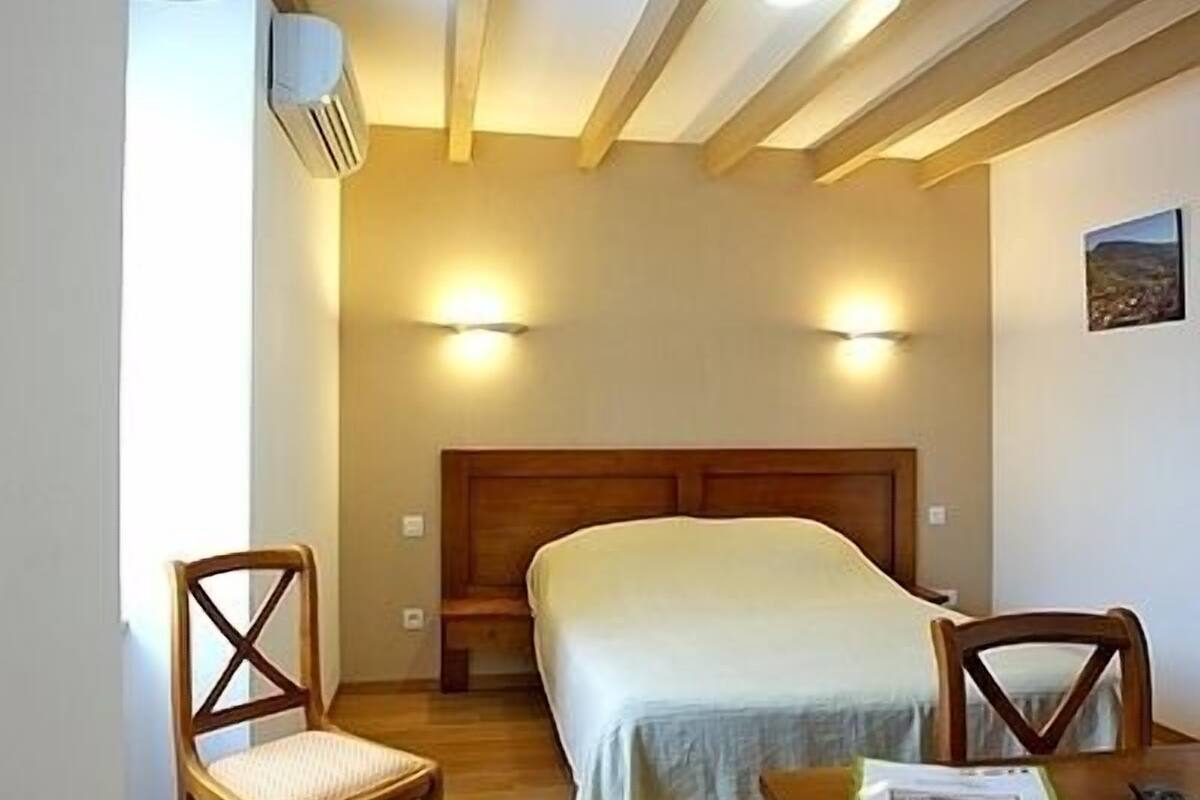 standard quadruple room | desk, soundproofing, free cots/infant beds, rollaway beds