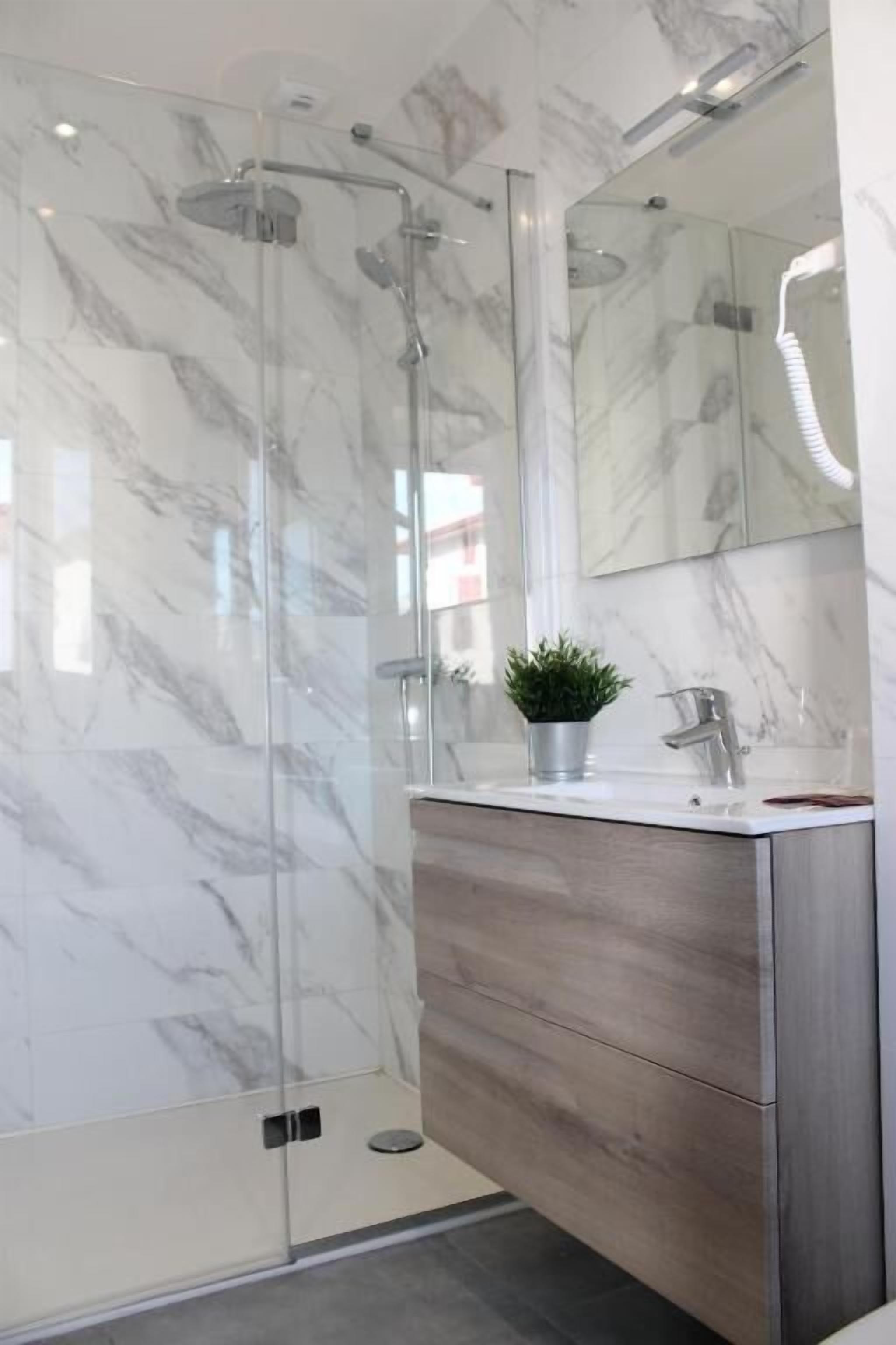 free toiletries, hair dryer