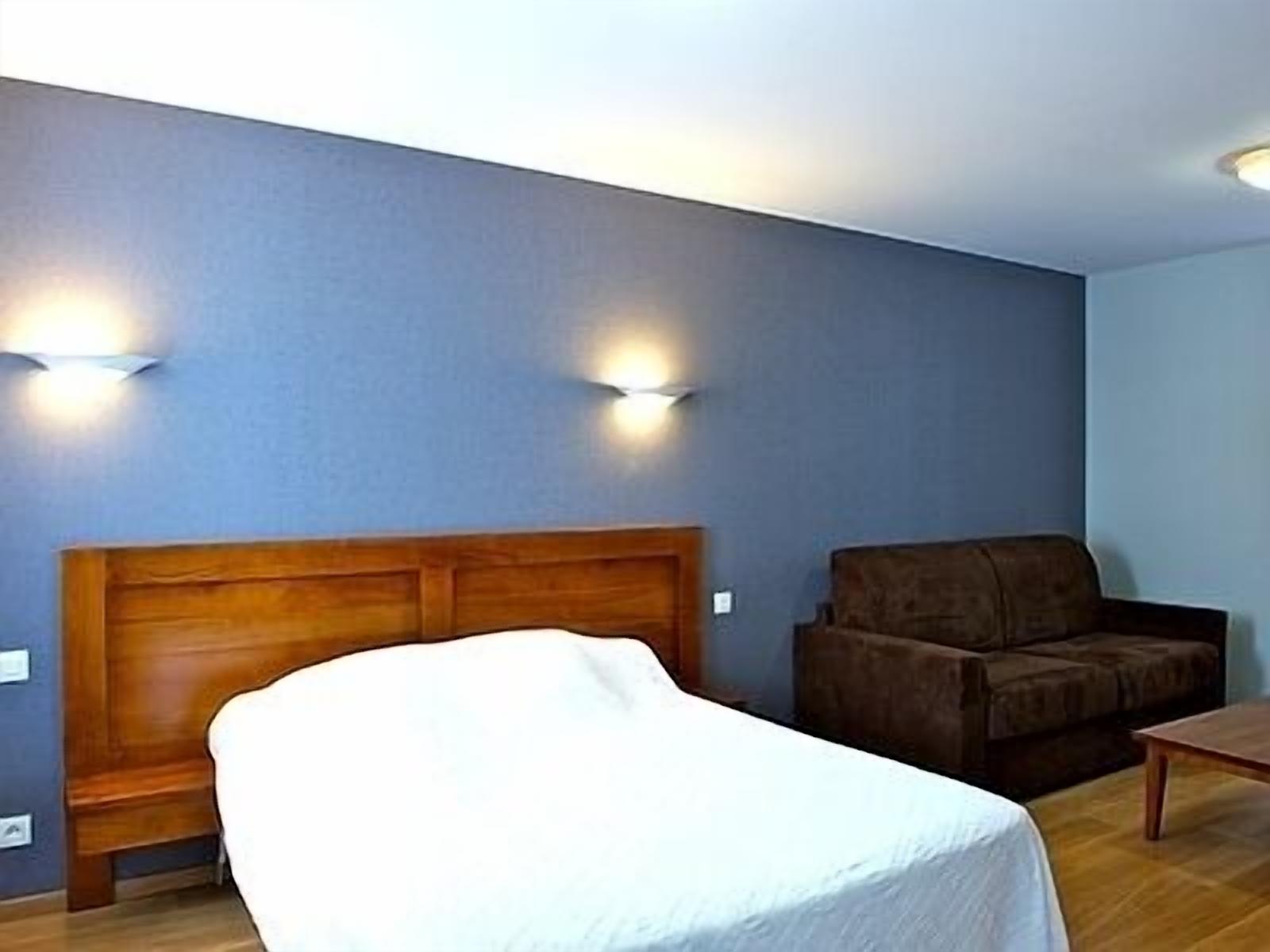 standard double room | desk, soundproofing, free cots/infant beds, rollaway beds