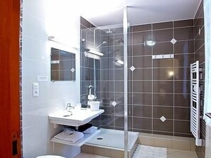 Standard Double Room | Bathroom amenities | Free toiletries, hair dryer - Auberge Etchoinia (Lasse)