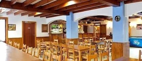 Petit déjeuner et déjeuner servis sur place, spécialités Cuisine basque