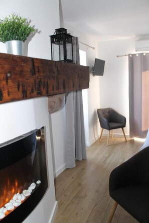 Flat-screen TV - Auberge Etchoinia (Lasse)