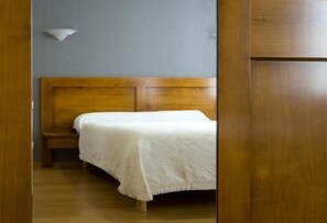 Desk, soundproofing, free cots/infant beds, rollaway beds - Auberge Etchoinia (Lasse)