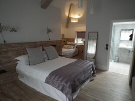 Muebles diferentes, escritorio y tabla de planchar con plancha 