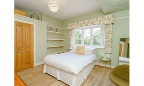 Appartamento, 2 camere da letto, accessibile ai disabili, vista cortile | Con arredamento individuale, una scrivania, ferro/asse da stiro