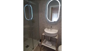 Free toiletries, hair dryer, towels - The Kingsley at Eversley (Hook)