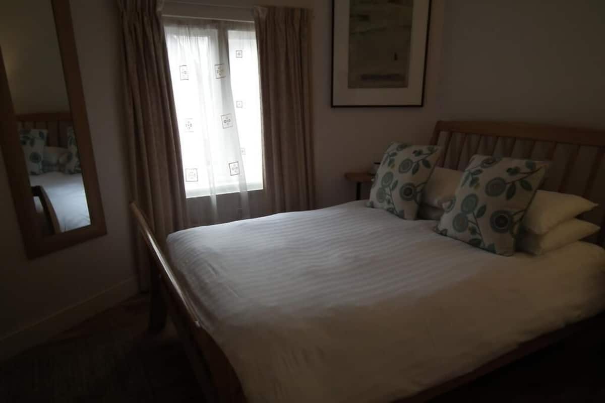 Individually furnished, desk, iron/ironing board, free WiFi