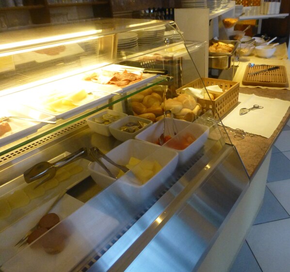 Daily buffet breakfast for a fee