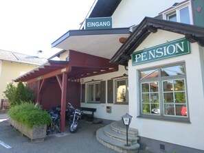 Front of property - Rosslwirt (Straß im Attergau)