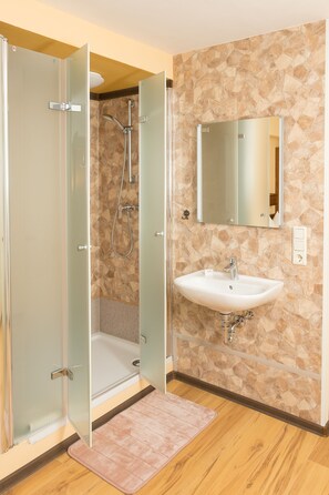Habitación doble económica, baño privado | Baño | Secadora de cabello y toallas 