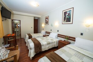 Quarto triplo | Roupas de cama premium, cofres nos quartos, escrivaninha