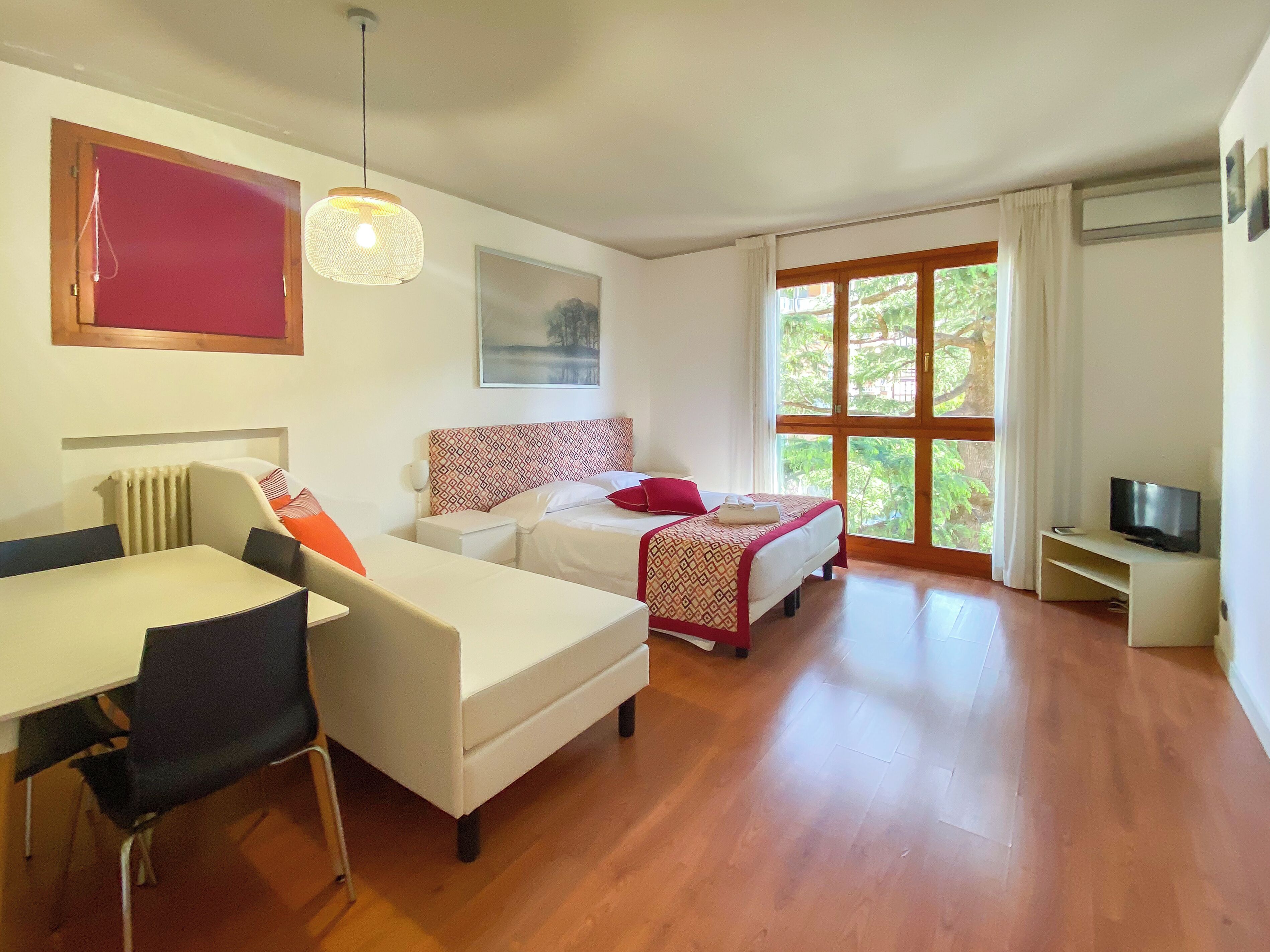 Estudio clásico | Ropa de cama de alta calidad, camas Select Comfort y escritorio 