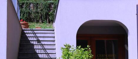 Un edificio moderno con una escalera de piedra que lleva a la entrada.