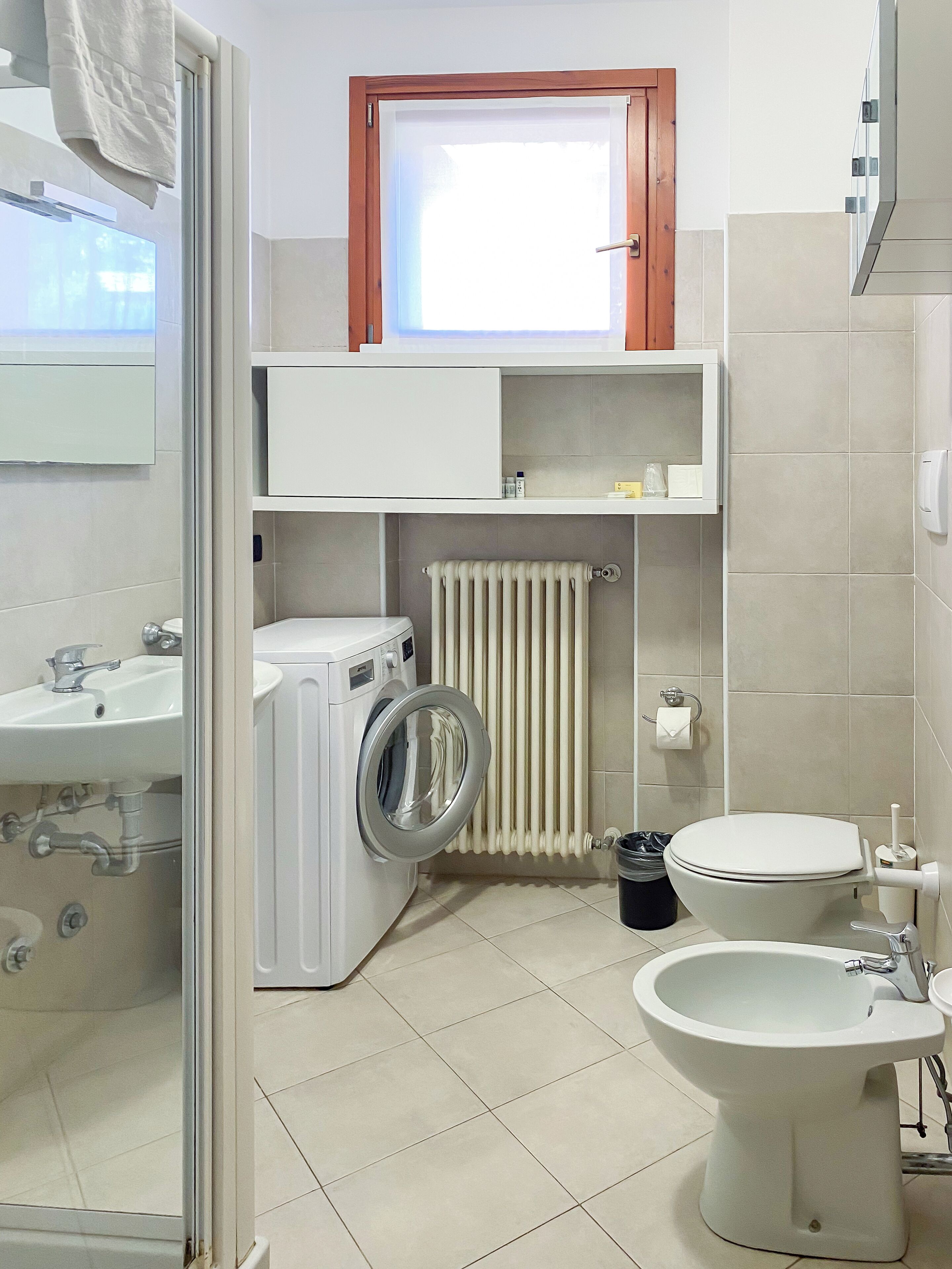 Ducha, secador de pelo, bidet, toallas