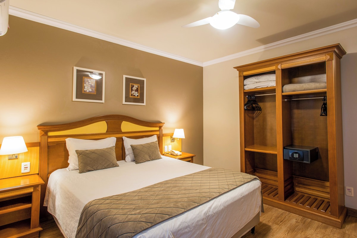 Apartamento Luxo | Minibar, in-room safe, desk, WiFi (free)