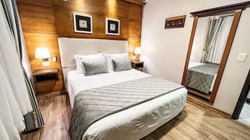 Chalé luxo | Frigobar, cofres nos quartos, escrivaninha, Wi-Fi de cortesia