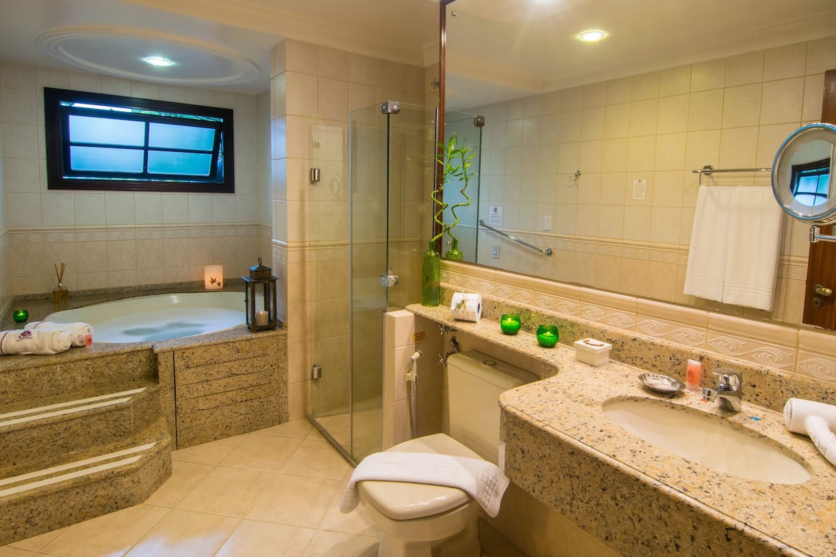 suite com banheira de hidromassagem | bathroom | shower, free toiletries, hair dryer, towels