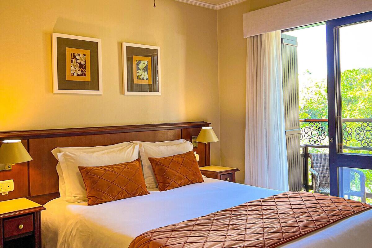 Minibar, in-room safe, desk, WiFi (free)