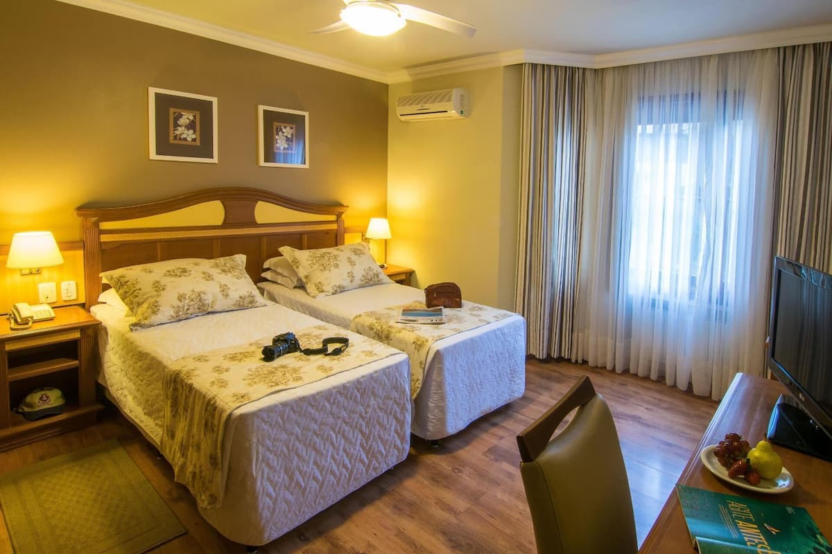 15 bedrooms, minibar, in-room safe, desk