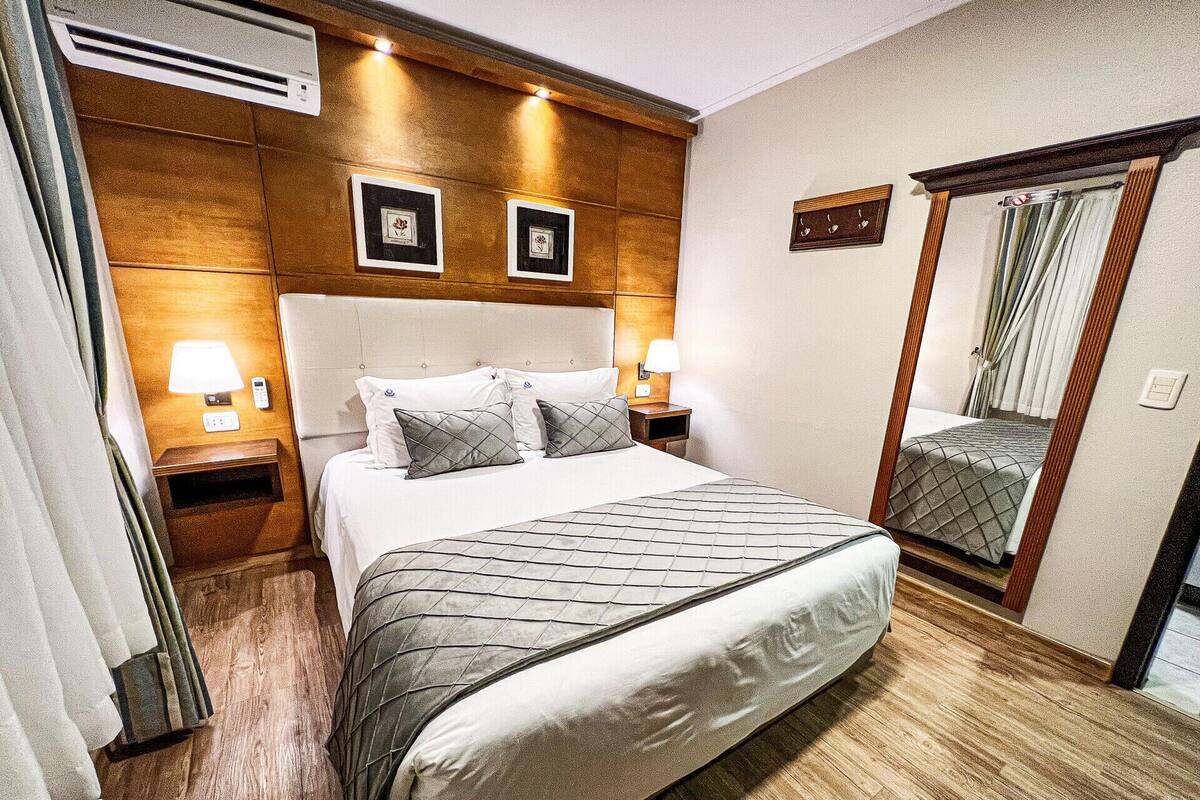 Minibar, in-room safe, desk, WiFi (free)