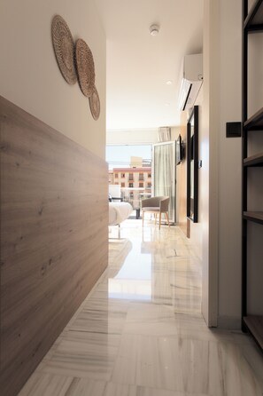 Habitación Confort | Escritorio, tabla de planchar con plancha, wifi gratis y ropa de cama