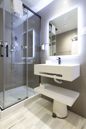 Apartament superior, 1 dormitori, balcó | Bany | Dutxa i articles de tocador respectuosos amb el medi ambient 