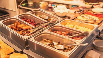 Frukostbuffé varje dag (EUR 12.50 per person)