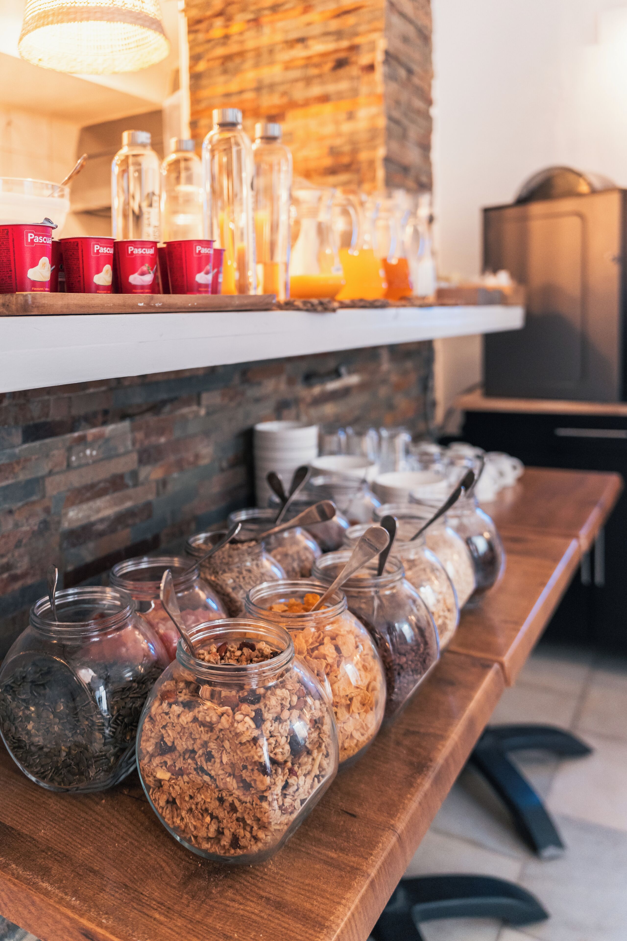 Un buffet pour le petit-déjeuner proposant une variété d'aliments et de boissons.