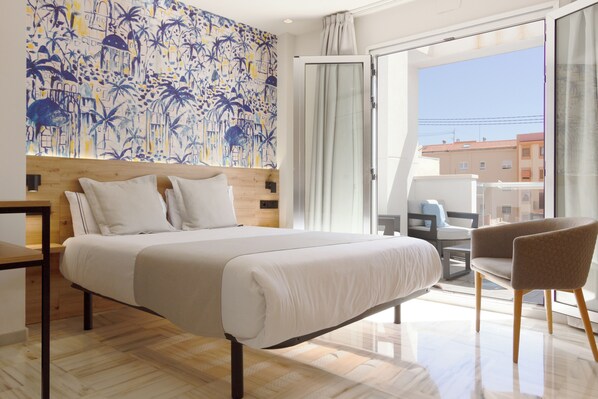 Habitación doble Deluxe, Terraza, vista a la ciudad | Escritorio, tabla de planchar con plancha, wifi gratis y ropa de cama 