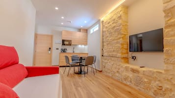 Standaard appartement, 1 slaapkamer (4 People) | Woonruimte | Een 19-inch ledtelevisie met digitale zenders en televisie