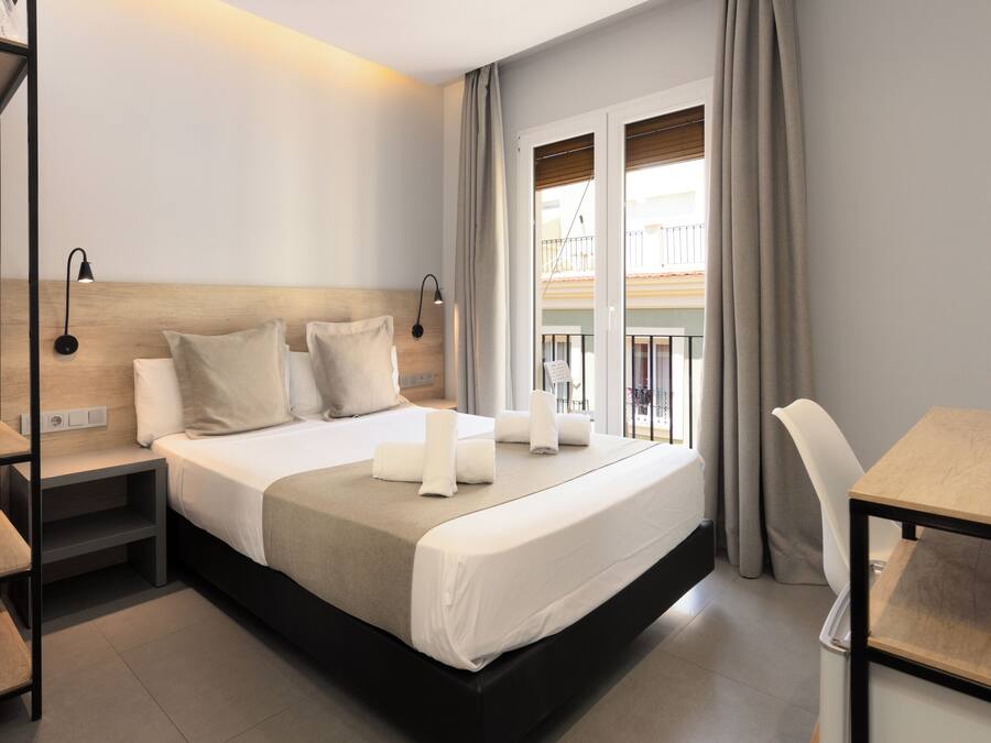 Standaard tweepersoonskamer, balkon, uitzicht op stad | Een bureau, een strijkplank/strijkijzer, gratis wifi, beddengoed