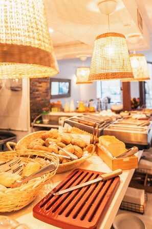 Se ofrece un desayuno bufé (12.50 EUR por persona)