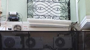 A hotel entrance with a sign reading "HOTEL RIALTO" and a blue handicap accessibility sign. - Hotel Rialto (Alicante)