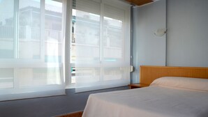 In-room safe, desk, laptop workspace, iron/ironing board (on request) - Hotel Cervantes (Alicante)