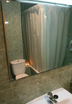 Shower, hair dryer, towels, soap - Hotel Cervantes (Alicante)
