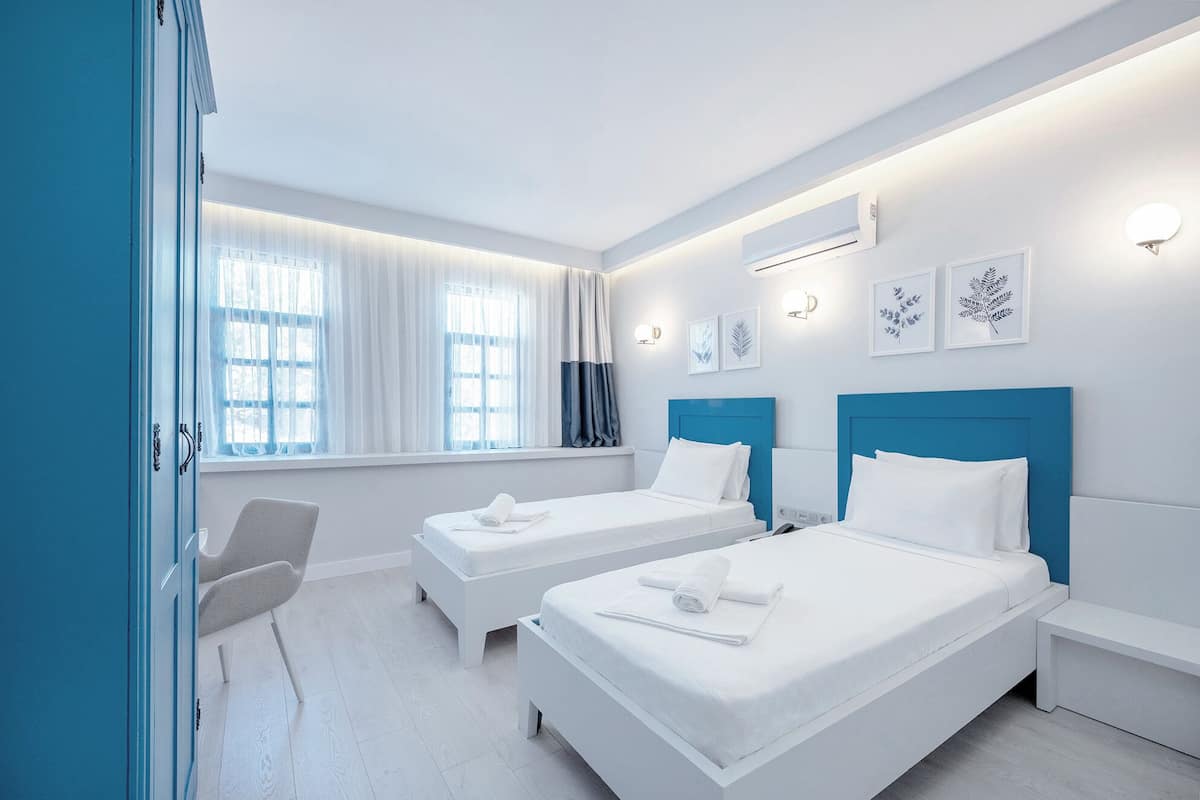 Economy Twin kamer (No Balcony) | 1 slaapkamer, pillowtop-bedden, een minibar, een laptopwerkplek