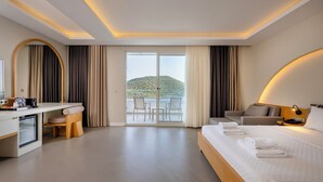 Habitació d'hotel moderna amb llit, escriptori i balcó.