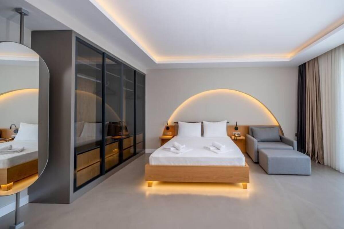 Pillow-top beds, minibar, laptop workspace, soundproofing
